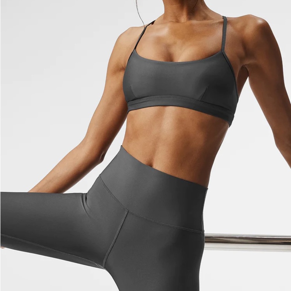 Alo Yoga: Airlift Intrigue Bra (Anthracite)